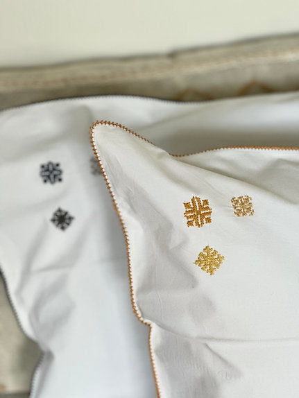 Taies d'oreiller vintage brodées à la main et crochetées