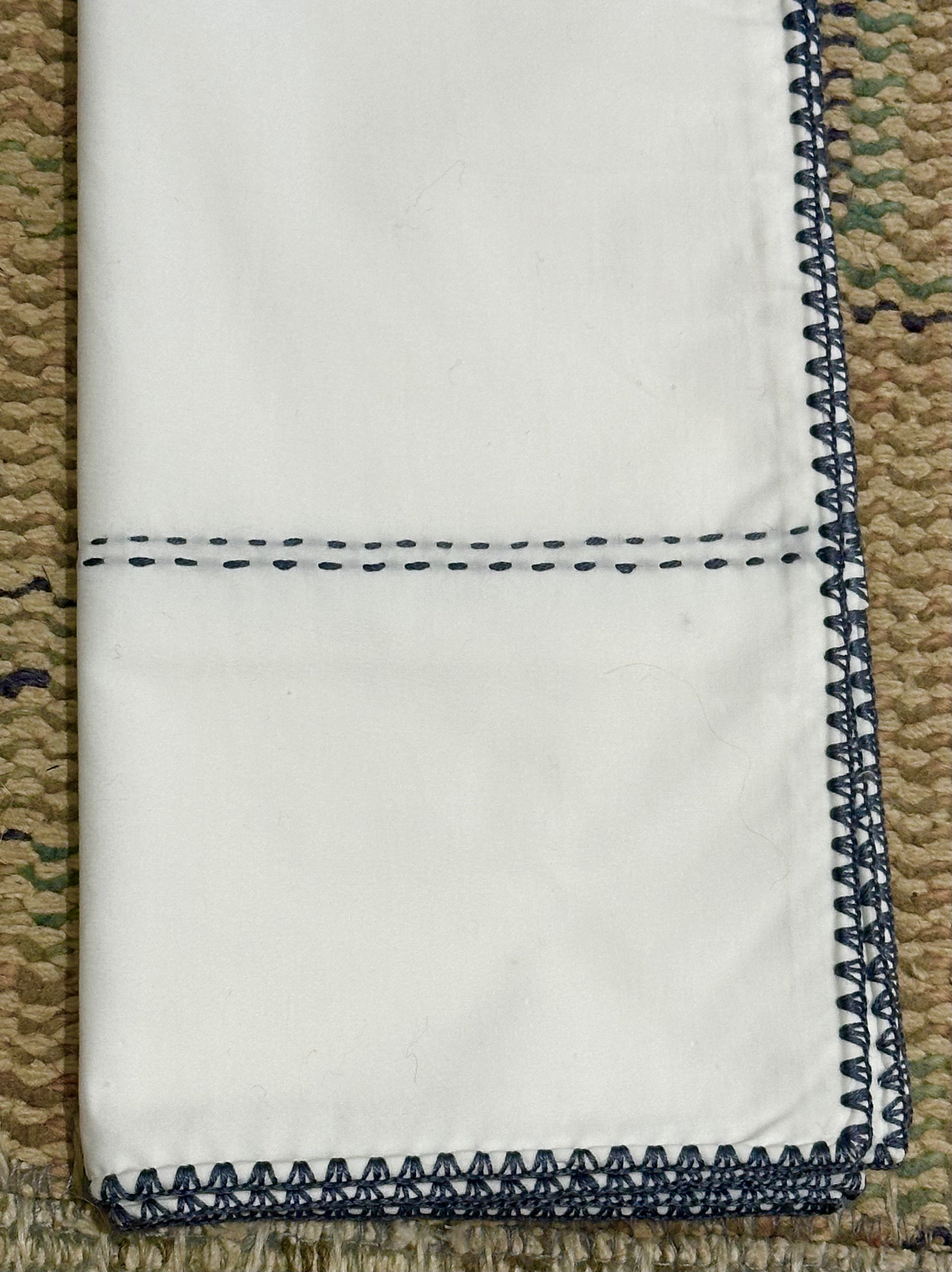 240x220 / Gris foncé / Pointillés